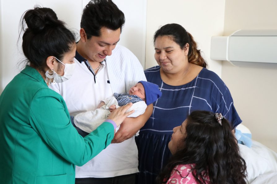 Delegada de Osorno Celebra la Llegada del Primer Recién Nacido del 2024 en la Provincia